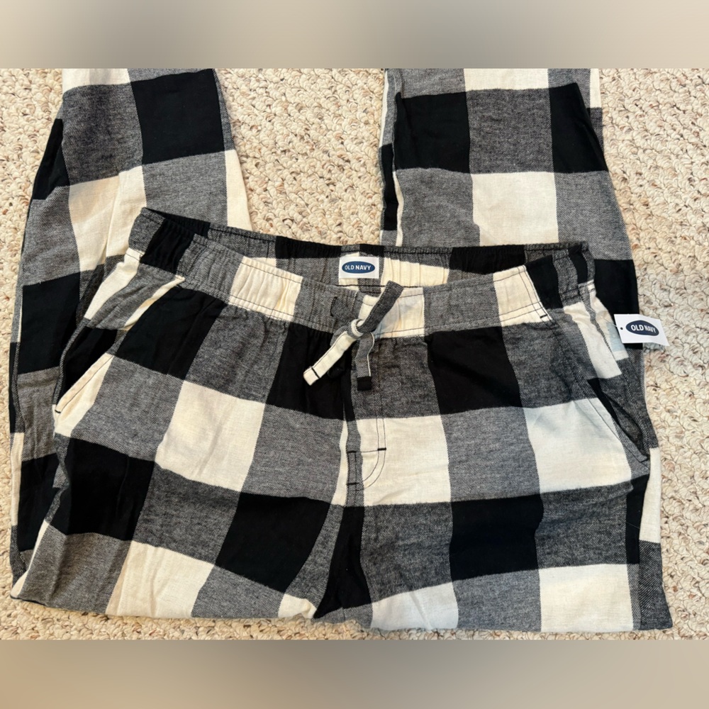 NWT: Old Navy Black and White Plaid Pajama Pants - Picture 3 of 4